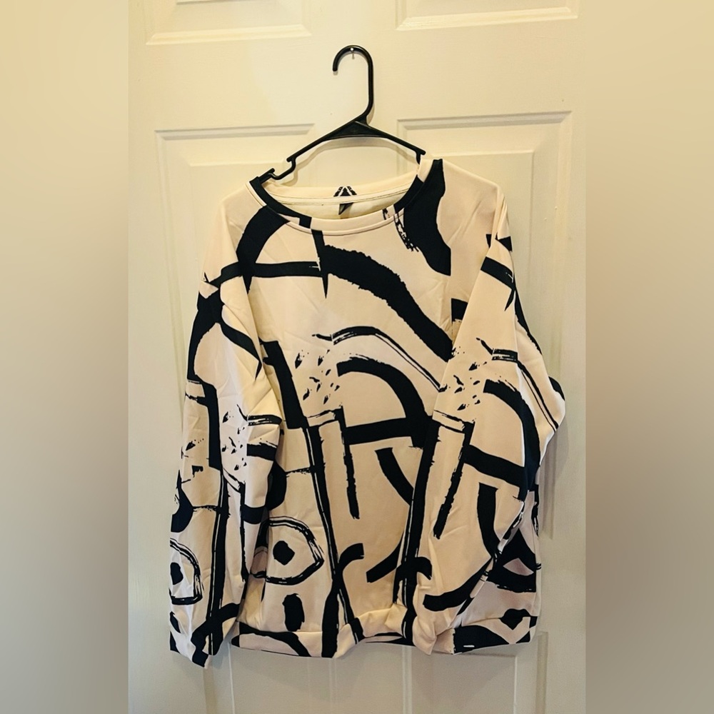 Abstract Sweatshirt - 3XL - Perfect to pair with leggings!